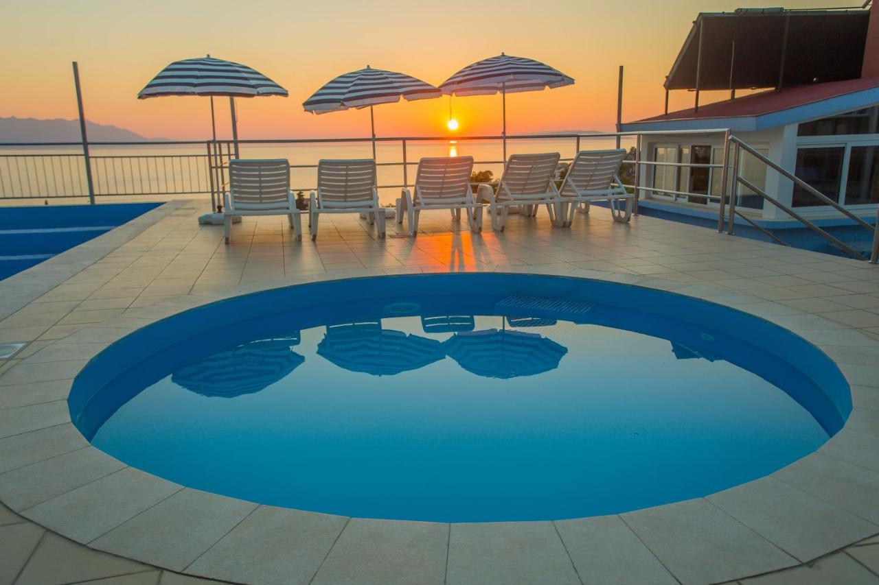 Aparthotel Pecic Gradac  Exteriör bild