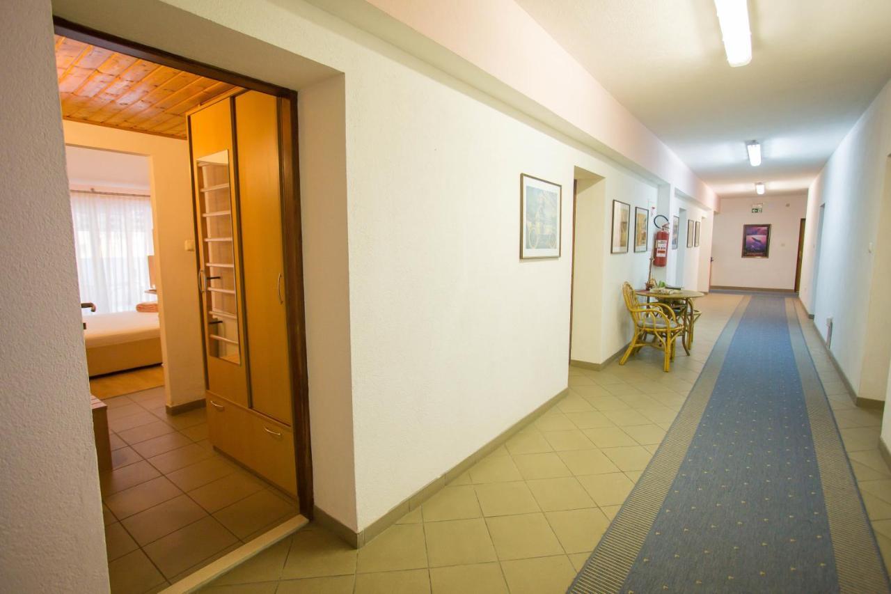 Aparthotel Pecic Gradac  Exteriör bild
